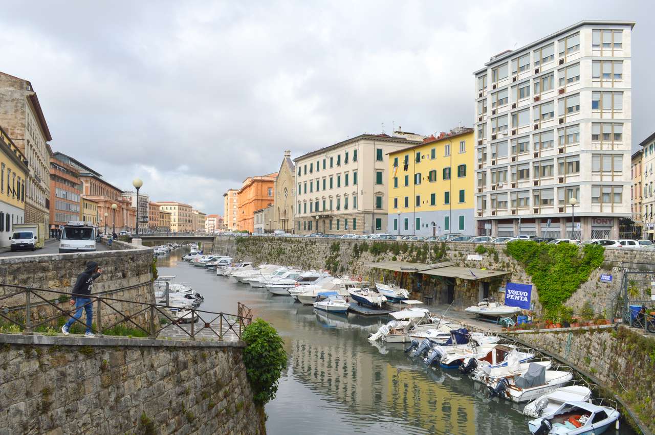 Livorno to Viareggio by boat - Savvy Navvy smart routing, image size:1280x851